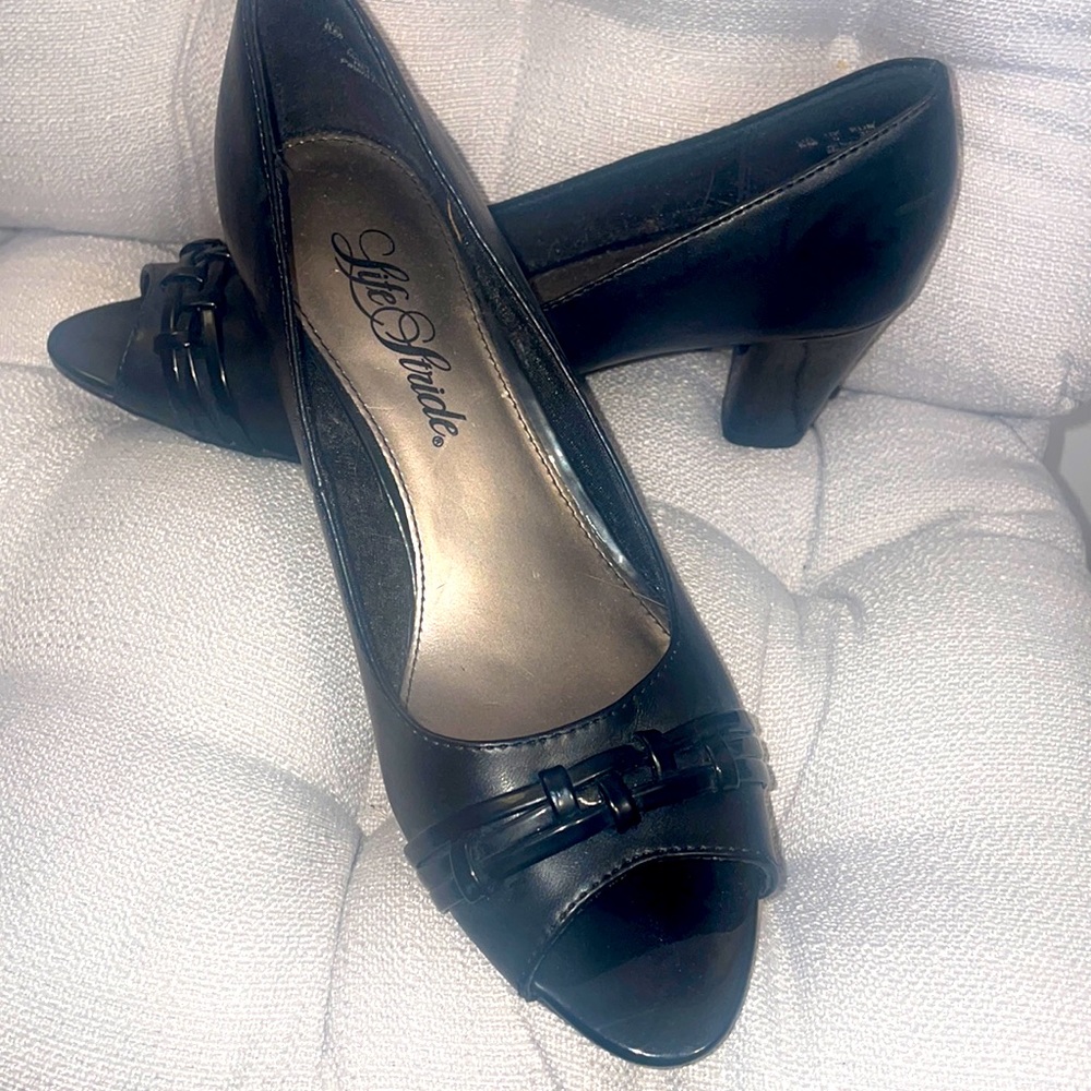8 Black Lifestride open toe Pumps